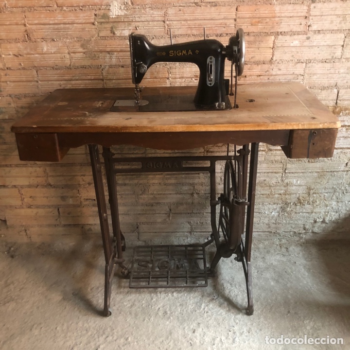 Antig&uuml;edades: MAQUINA DE COSER MARCA SIGMA CON PIE DE HIERRO. - Foto 2