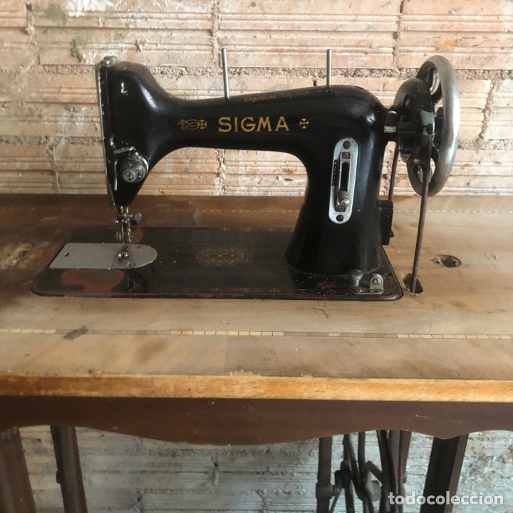 Antig&uuml;edades: MAQUINA DE COSER MARCA SIGMA CON PIE DE HIERRO. - Foto 3