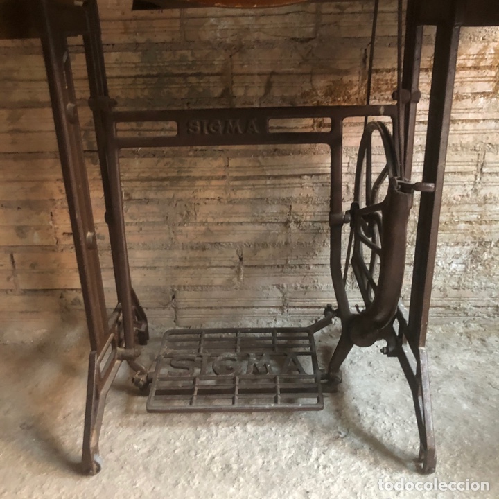 Antig&uuml;edades: MAQUINA DE COSER MARCA SIGMA CON PIE DE HIERRO. - Foto 4