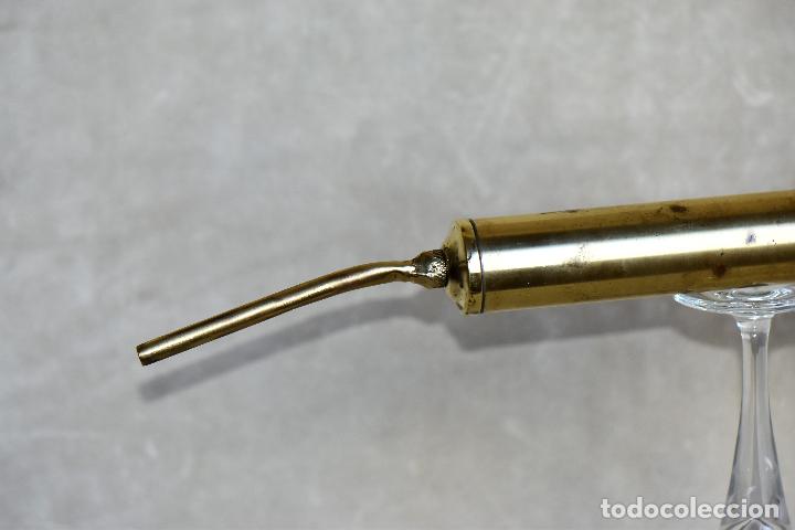 Antig&uuml;edades: BOMBA DE ENGRASAR DE METAL DE 35 CM DE LARGO - Foto 5