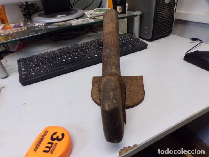 Antigüedades: antigua azuela carpintero con marca herrero hierro forjado - Foto 3 - 278329118