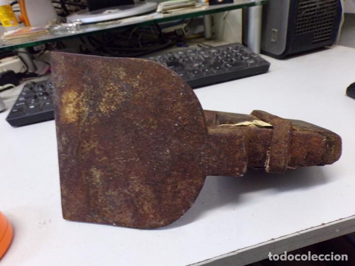 Antigüedades: antigua azuela carpintero con marca herrero hierro forjado - Foto 5 - 278329118