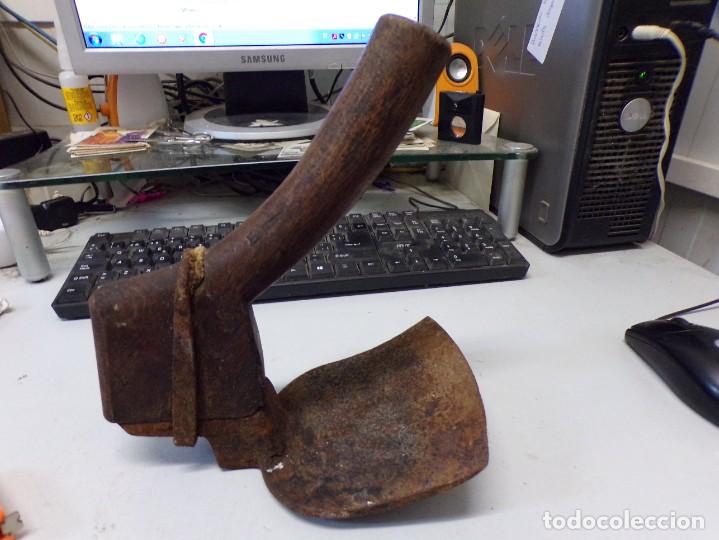 Antigüedades: antigua azuela carpintero con marca herrero hierro forjado - Foto 3 - 278329498