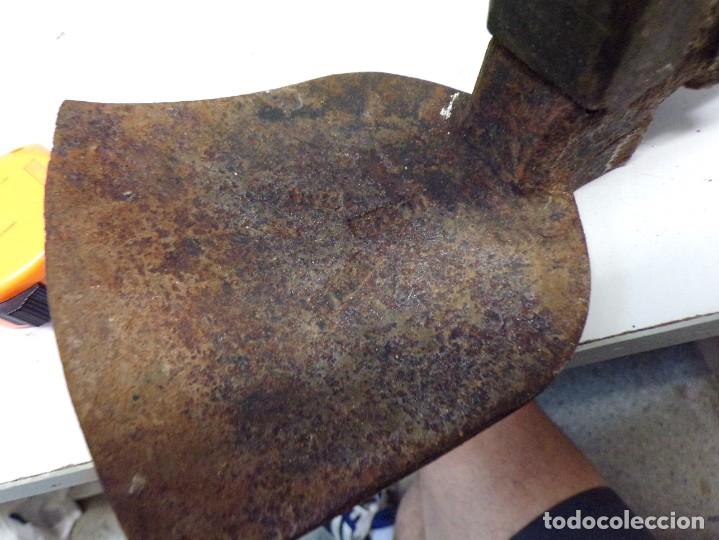 Antigüedades: antigua azuela carpintero con marca herrero hierro forjado - Foto 6 - 278329498