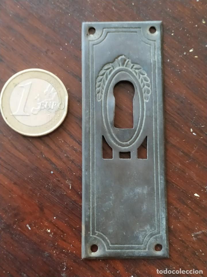Antig&uuml;edades: Una placa de chapa de lata con cenefa repujada, en forma rectangular, con bocallave - Foto 1