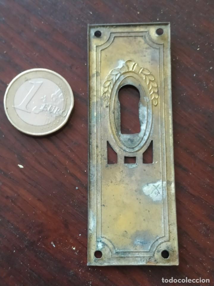 Antig&uuml;edades: Una placa de chapa de lata con cenefa repujada, en forma rectangular, con bocallave - Foto 2