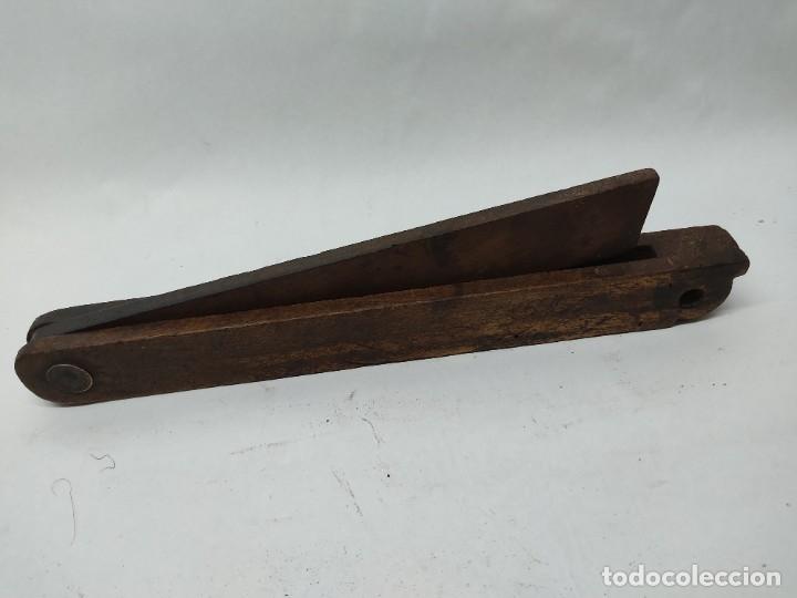 escuadra de madera antigua de carpinteria - Compra venta en todocoleccion