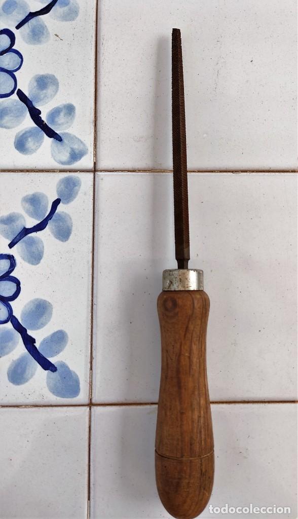 Antig&uuml;edades: LIMA CUADRADA CON MANGO DE MADERA - 21,50 CMS. - Foto 1