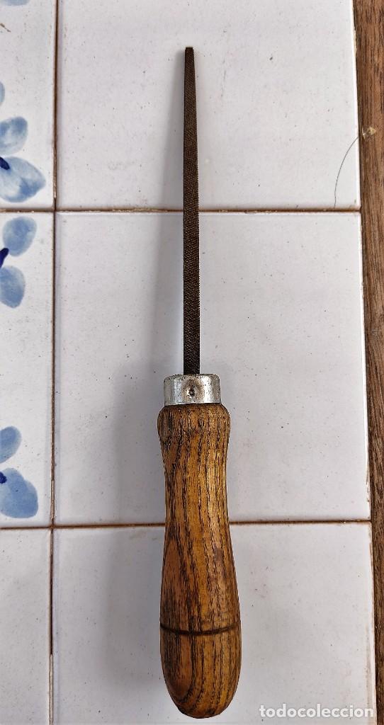 Antig&uuml;edades: LIMA CUADRADA CON MANGO DE MADERA - 22 CMS. - Foto 1