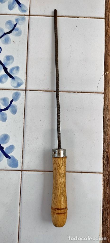 Antig&uuml;edades: LIMA REDONDA CON MANGO DE MADERA - 28,50 CMS. - Foto 1