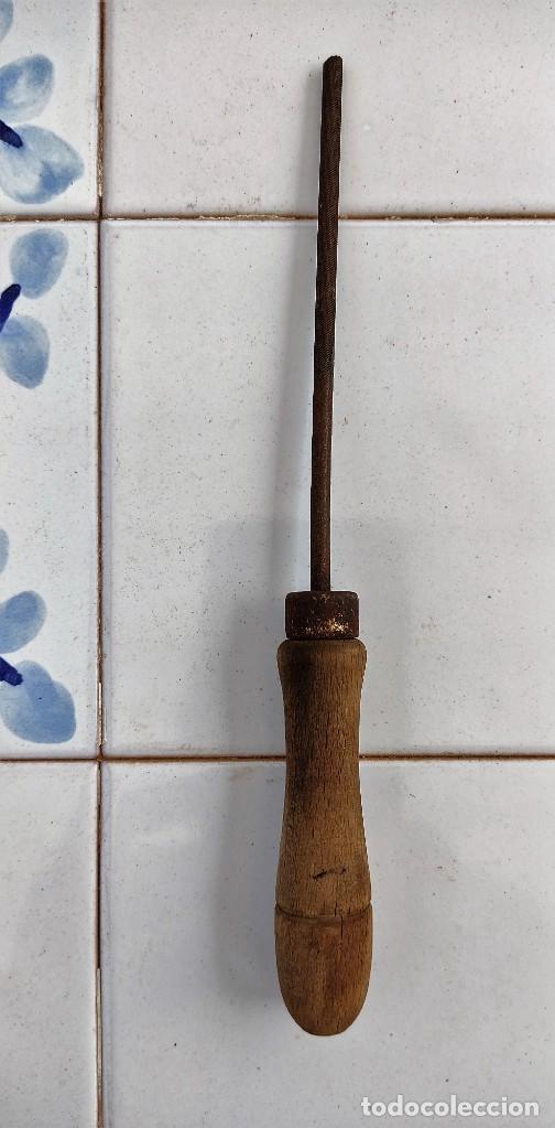 Antig&uuml;edades: LIMA REDONDA CON MANGO DE MADERA - 18,5 CMS. - Foto 1