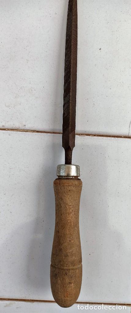Antig&uuml;edades: LIMA TRIANGULAR CON MANGO DE MADERA - 19,5 CMS. - Foto 1