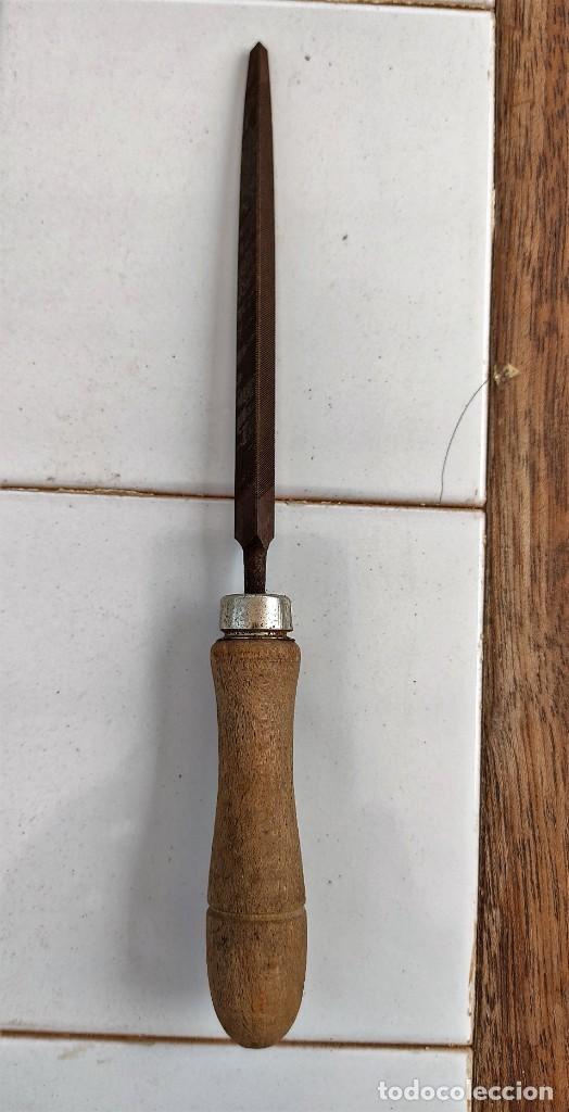 Antig&uuml;edades: LIMA TRIANGULAR CON MANGO DE MADERA - 19,5 CMS. - Foto 2