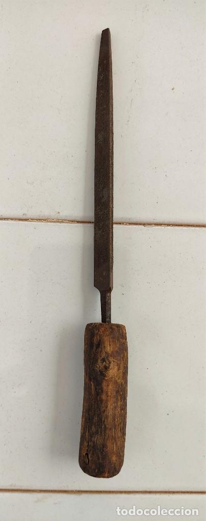 Antig&uuml;edades: LIMA TRIANGULAR CON MANGO DE MADERA - 17 CMS. - Foto 1