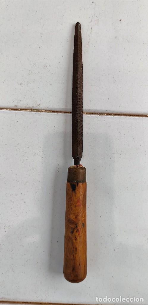 Antig&uuml;edades: LIMA TRIANGULAR CON MANGO DE MADERA - 14 CMS. - Foto 1