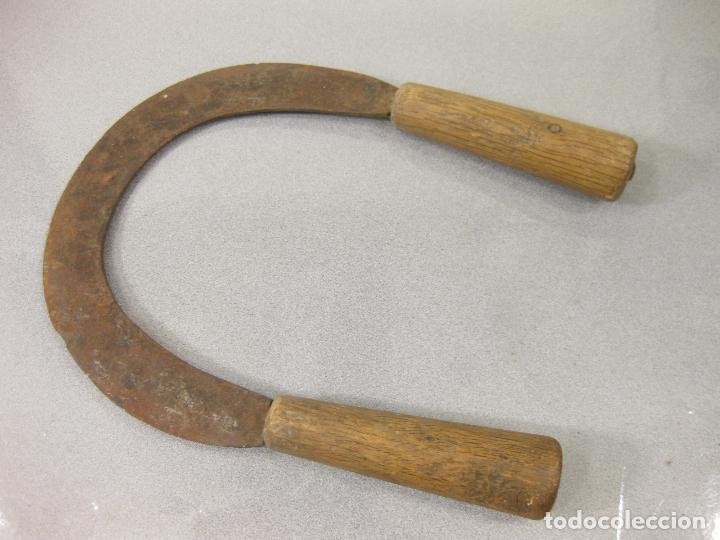 Antig&uuml;edades: ANTIGUA HERRAMIENTA R&Uacute;STICA DE CORTE CON HOJA EN CURVA - Foto 2