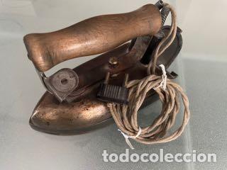 Antig&uuml;edades: Peque&ntilde;a plancha el&eacute;ctrica - Foto 2