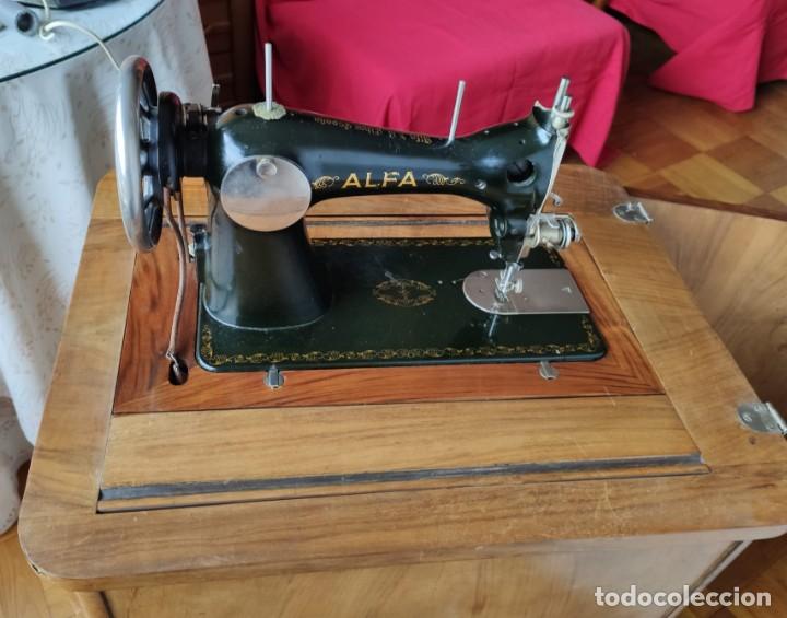 Antigüedades: Mueble+Máquina de coser antigua años 40 - Foto 2 - 281017818