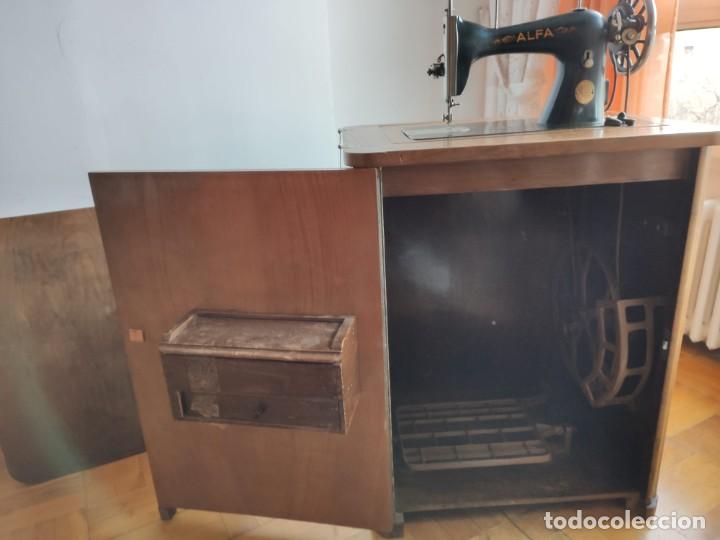 Antigüedades: Mueble+Máquina de coser antigua años 40 - Foto 3 - 281017818