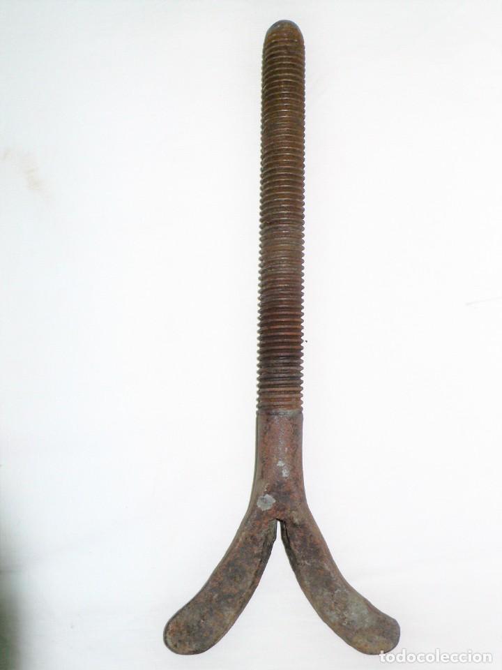 Antig&uuml;edades: ANTIGUO SARGENTO DE HIERRO DE PALOMILLA. - Foto 6