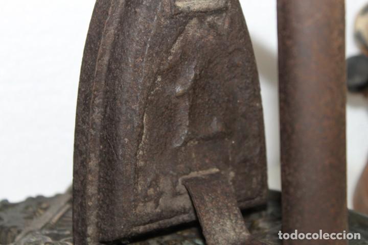 Antigüedades: Lote de 4 planchas. 1 de carbón, 1 de hierro, y 2 eléctricas antiguas + soporte de bronce - Foto 8 - 283791608