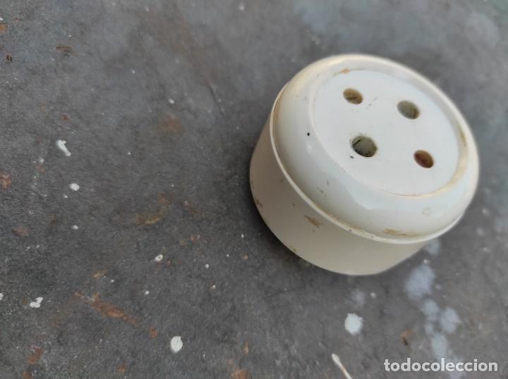 Antig&uuml;edades: Enchufe de baquelita blanco - Foto 2