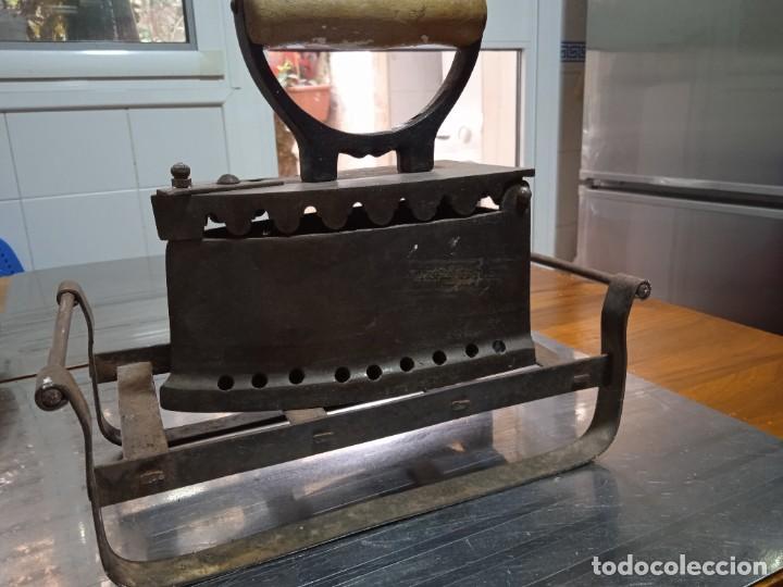 Antig&uuml;edades: Plancha antigua de carb&oacute;n con soporte - Foto 1