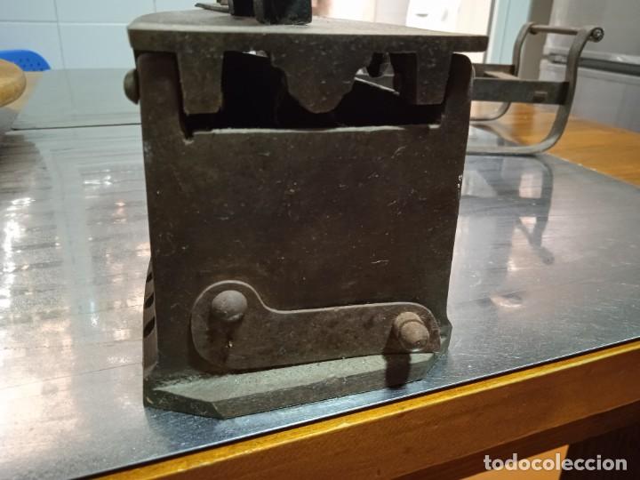 Antig&uuml;edades: Plancha antigua de carb&oacute;n con soporte - Foto 2