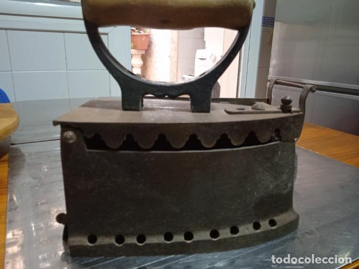 Antig&uuml;edades: Plancha antigua de carb&oacute;n con soporte - Foto 3