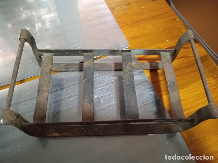 Antig&uuml;edades: Plancha antigua de carb&oacute;n con soporte - Foto 4