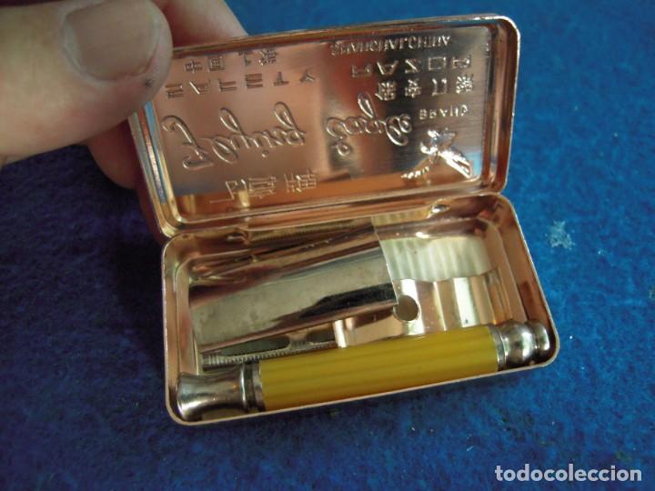 Antigüedades: Envio 4€ Maquinilla de afeitar Flying Eagle Shangai China en su cajita de aluminio dorado.Como nueva - Foto 2 - 284403243