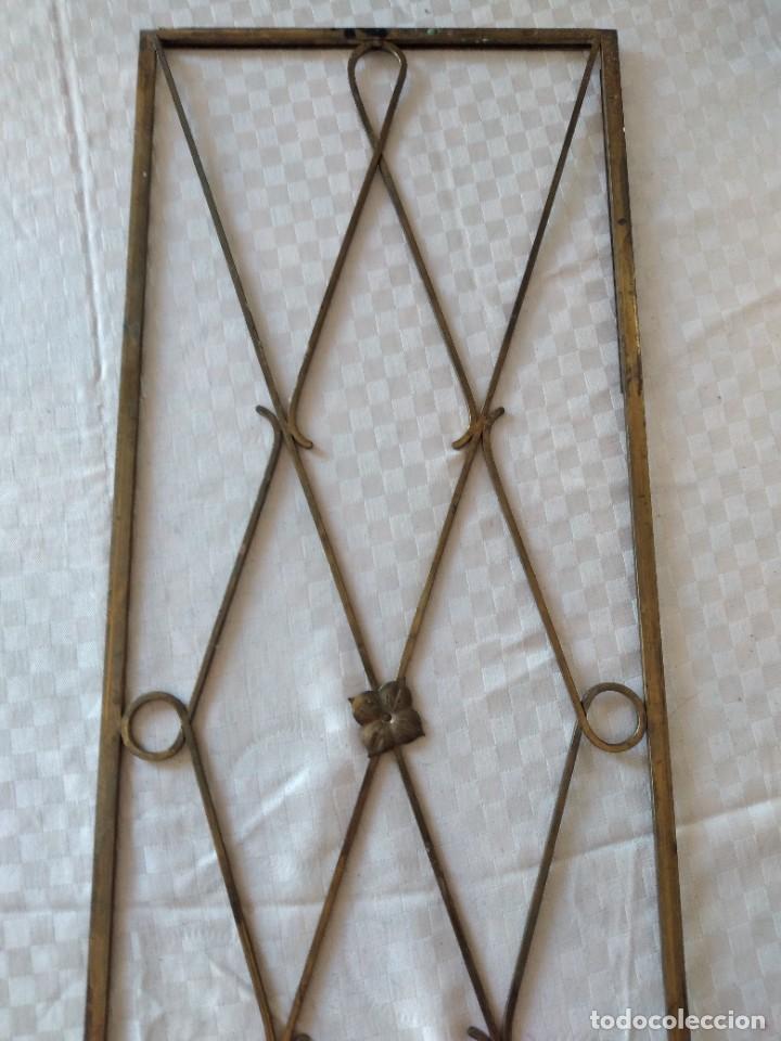 Antig&uuml;edades: Antigua reja de laton para puerta. - Foto 3