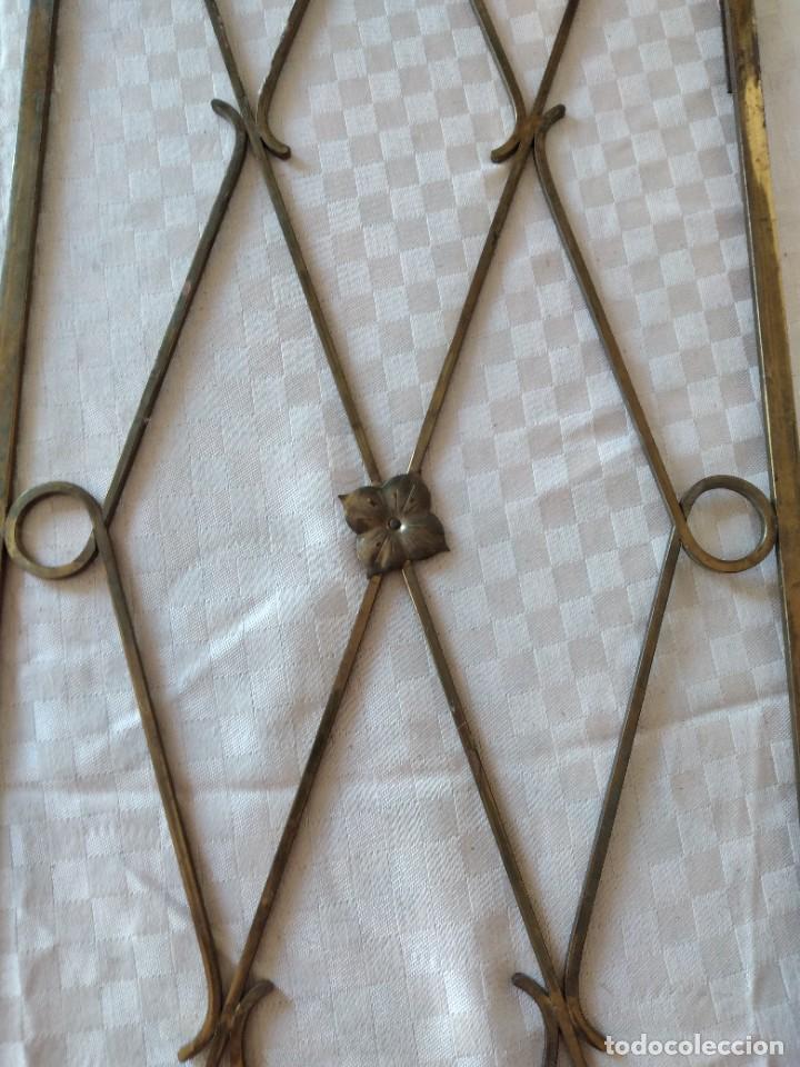 Antig&uuml;edades: Antigua reja de laton para puerta. - Foto 4