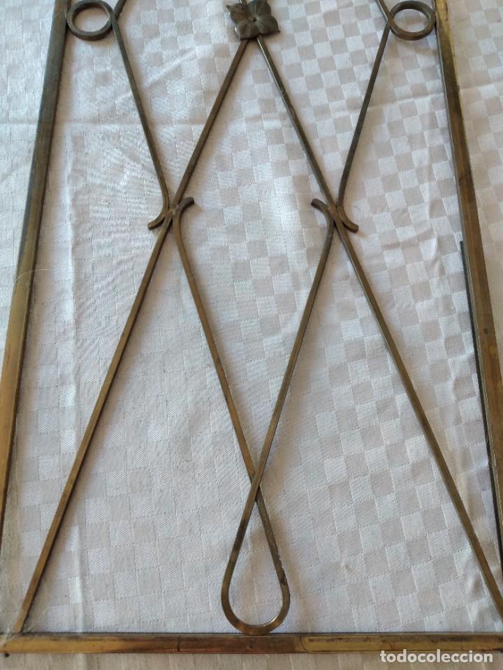 Antig&uuml;edades: Antigua reja de laton para puerta. - Foto 5