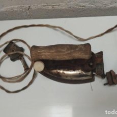 Antigüedades: ANTIGUA PLANCHA ELECTRICA AEG