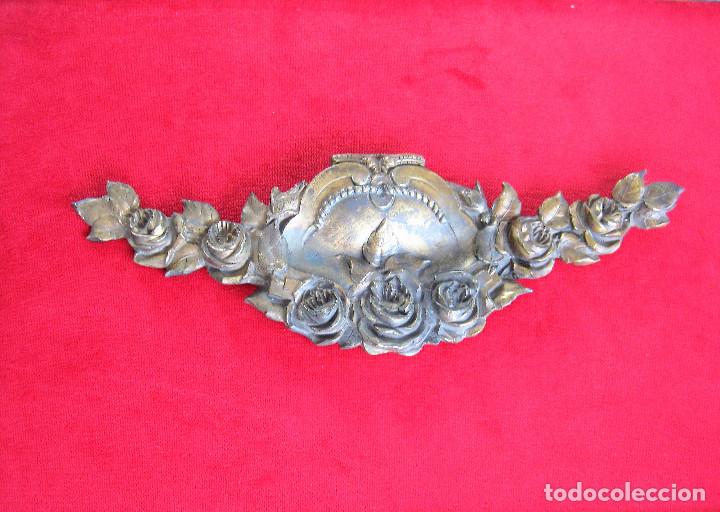Antig&uuml;edades: EMBELLECEDOR EN BRONCE MACIZO, PARA MUEBLE CON ROSAS EN RELIEVE - Foto 2