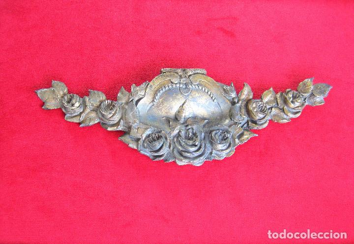 Antig&uuml;edades: EMBELLECEDOR EN BRONCE MACIZO, PARA MUEBLE CON ROSAS EN RELIEVE - Foto 3