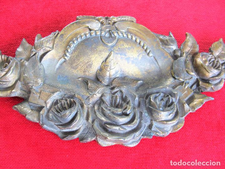 Antig&uuml;edades: EMBELLECEDOR EN BRONCE MACIZO, PARA MUEBLE CON ROSAS EN RELIEVE - Foto 4