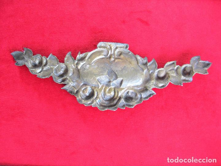 Antig&uuml;edades: EMBELLECEDOR EN BRONCE MACIZO, PARA MUEBLE CON ROSAS EN RELIEVE - Foto 7