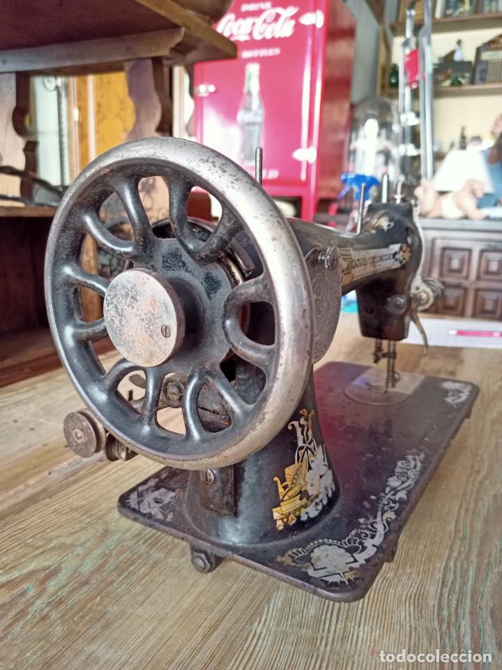 Antig&uuml;edades: M&aacute;quina de coser Singer - Foto 3