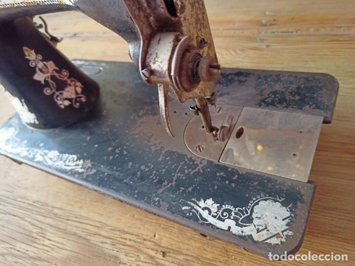 Antig&uuml;edades: M&aacute;quina de coser Singer - Foto 4