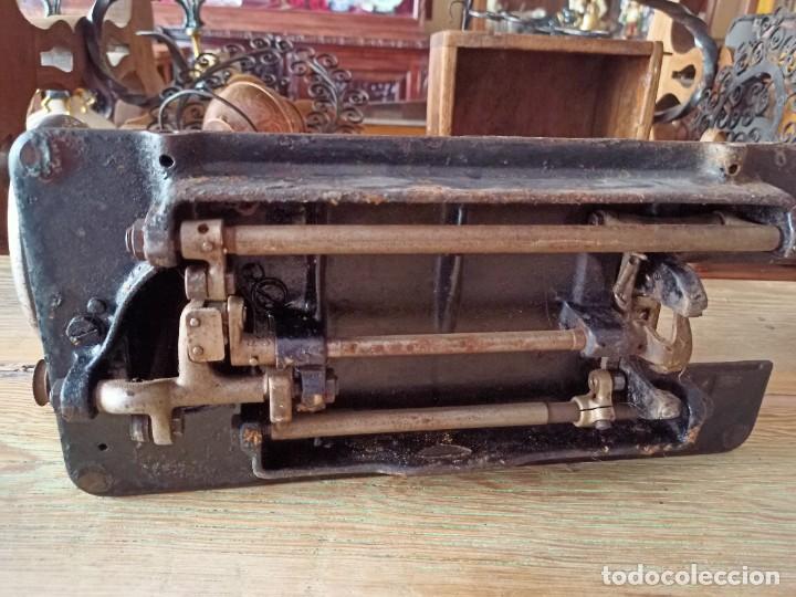 Antig&uuml;edades: M&aacute;quina de coser Singer - Foto 5