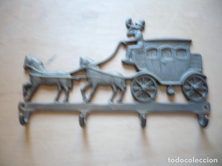 Antig&uuml;edades: Colgador de llaves de lat&oacute;n - Foto 1