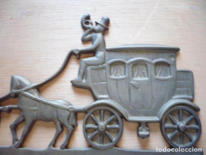 Antig&uuml;edades: Colgador de llaves de lat&oacute;n - Foto 2