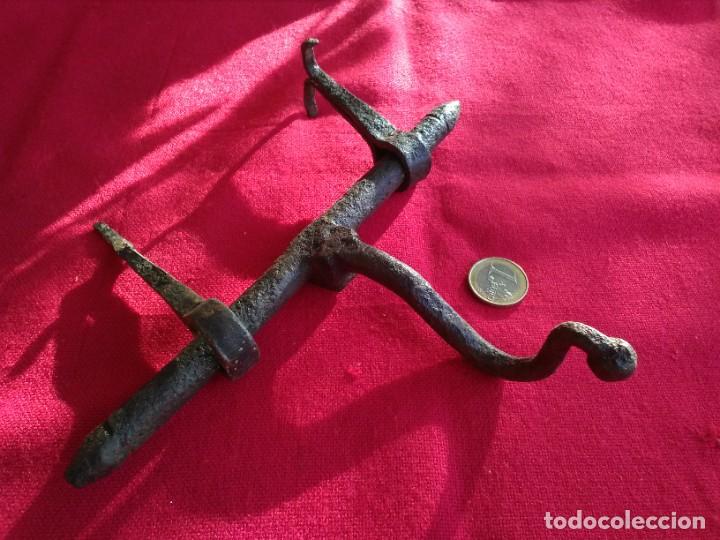 Antig&uuml;edades: Cerrojo antiguo de hierro - Foto 2