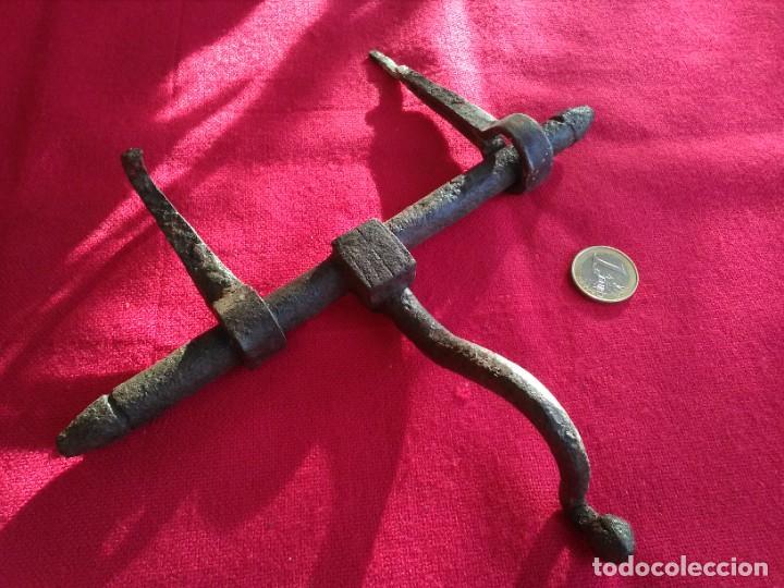 Antig&uuml;edades: Cerrojo antiguo de hierro - Foto 3