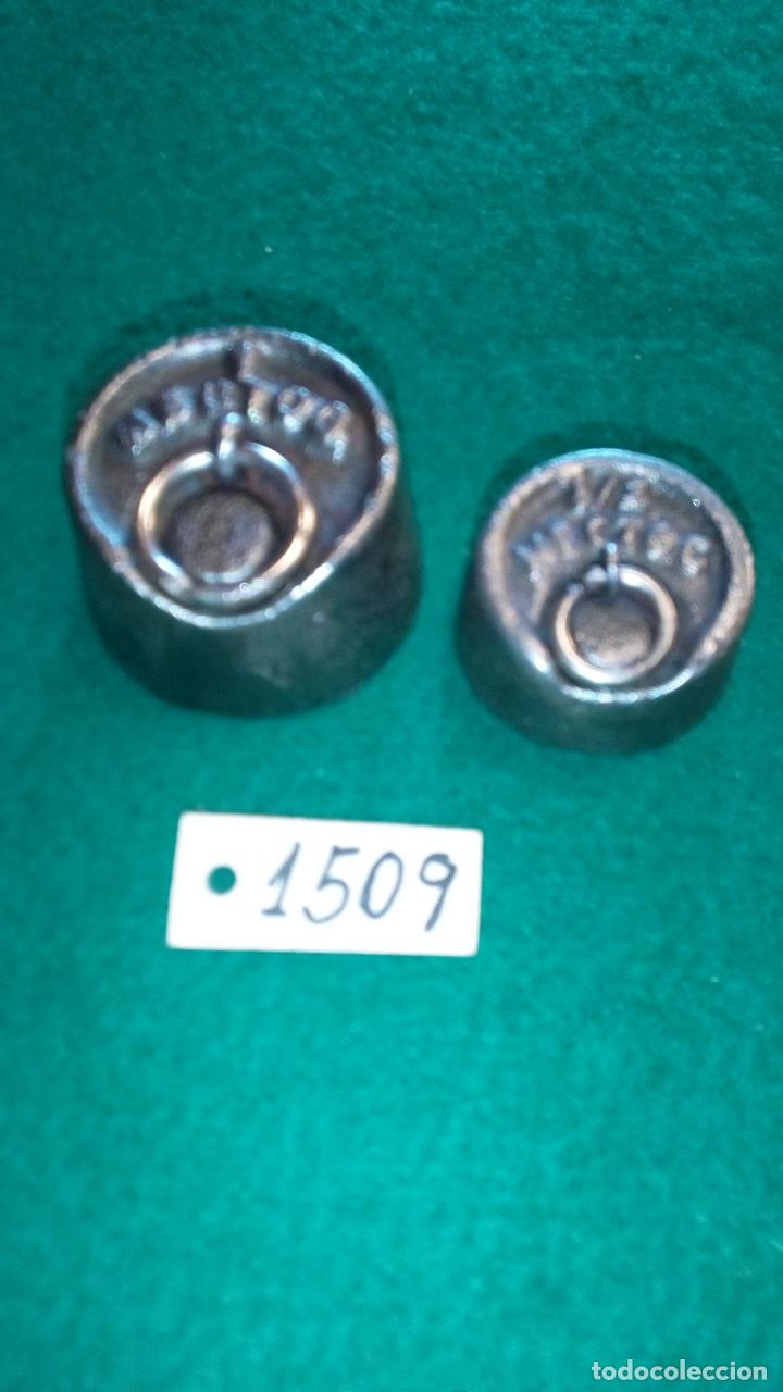 Antig&uuml;edades: DOS PESAS DE HIERRO DE 100 gramos Y 50 gramos - Foto 1