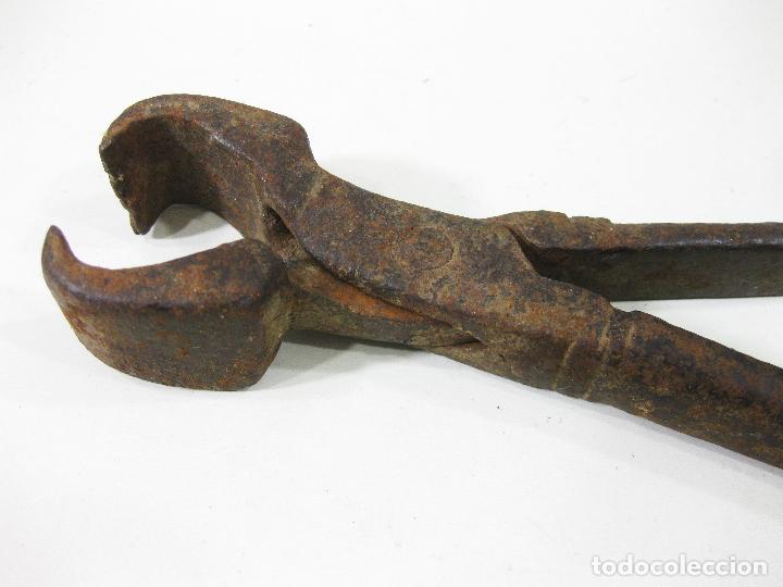 Antig&uuml;edades: ANTIGUAS TENAZA R&Uacute;STICAS DE HIERRO DE 23 CMS DE LARGO - Foto 3
