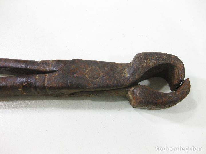 Antig&uuml;edades: ANTIGUAS TENAZA R&Uacute;STICAS DE HIERRO DE 23 CMS DE LARGO - Foto 4