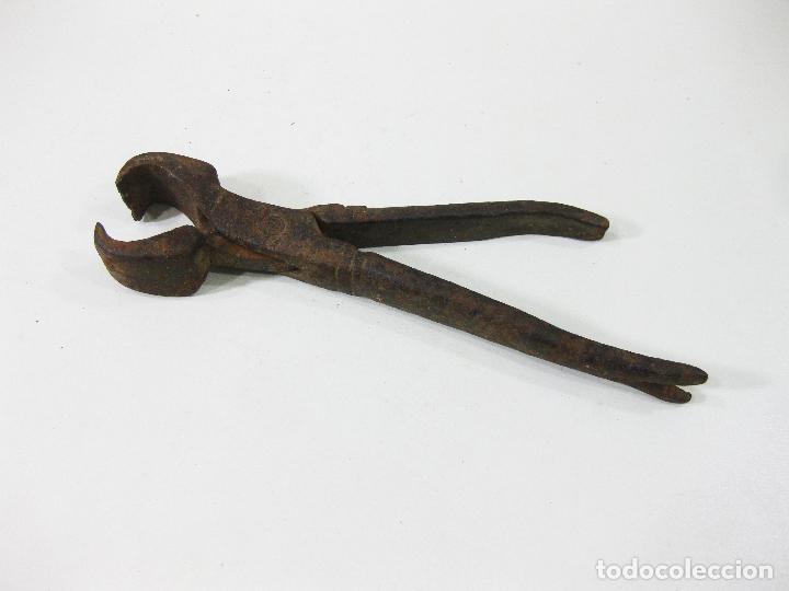 Antig&uuml;edades: ANTIGUAS TENAZA R&Uacute;STICAS DE HIERRO DE 23 CMS DE LARGO - Foto 1